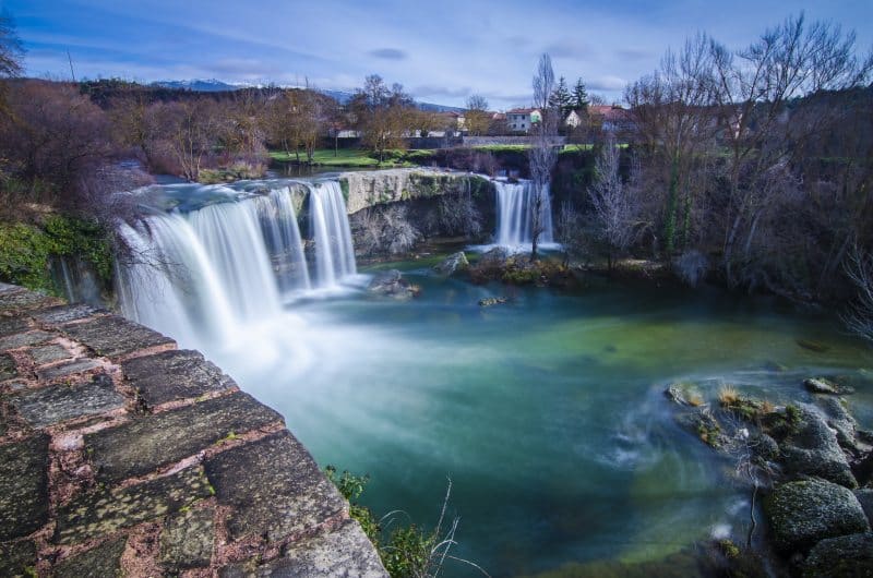 La cascada de la Tobalina fluye con fuerza