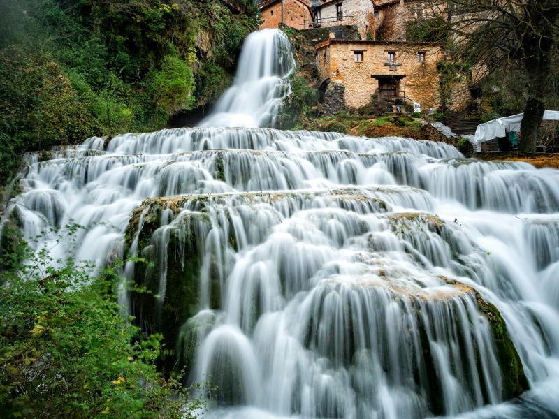 Cascada de Orbaneja del Castillo fluyendo entre el pueblo