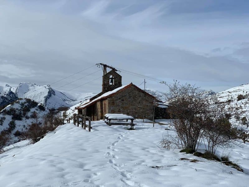 Ermita de Paradilla de Gordón nevada