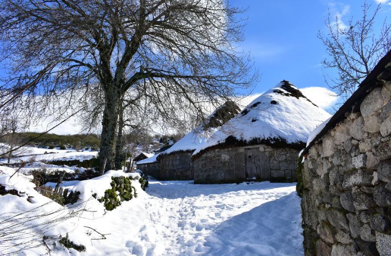 Pallozas de Piornedo en invierno