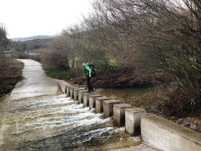 Paso de río en la etapa a Zubiri - Pau Tomàs Ramis