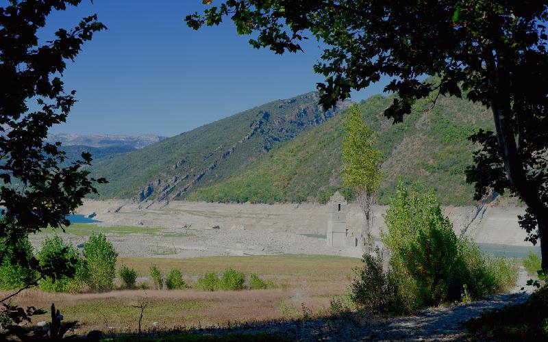 Iglesia de Mediano al descubierto por el bajo nivel de las aguas