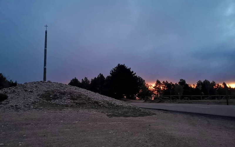 Amanecer en la Cruz de Ferro o Cruz de Hierro