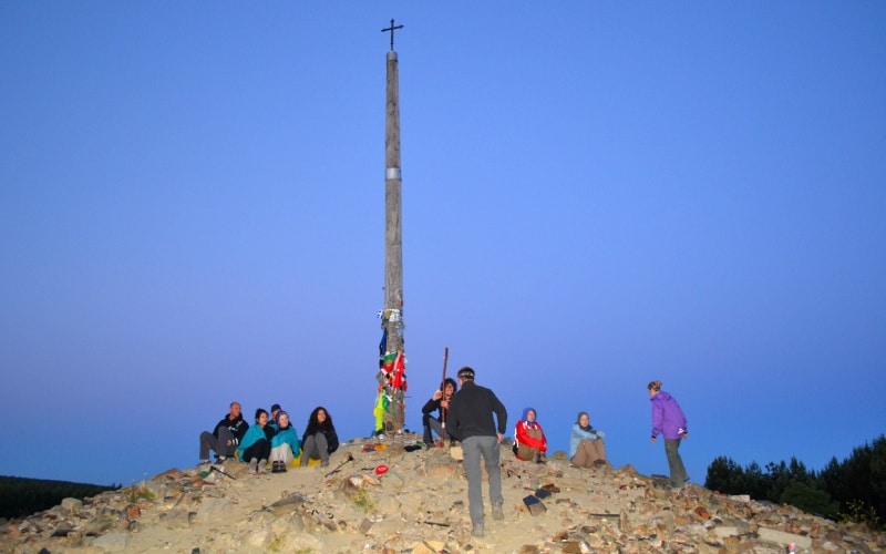Peregrinos en la Cruz de Ferro o Cruz de Hierro