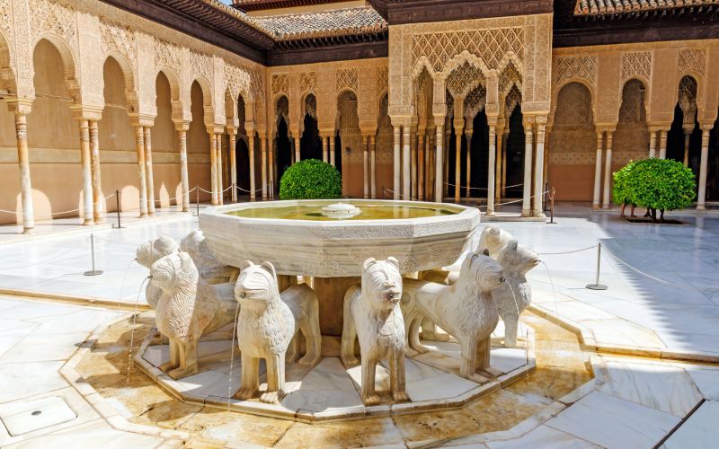 Fuente de los leones en La Alhambra de Granada
