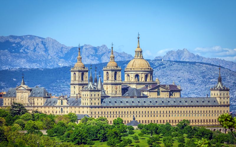 El Escorial y con la sierra de fondo