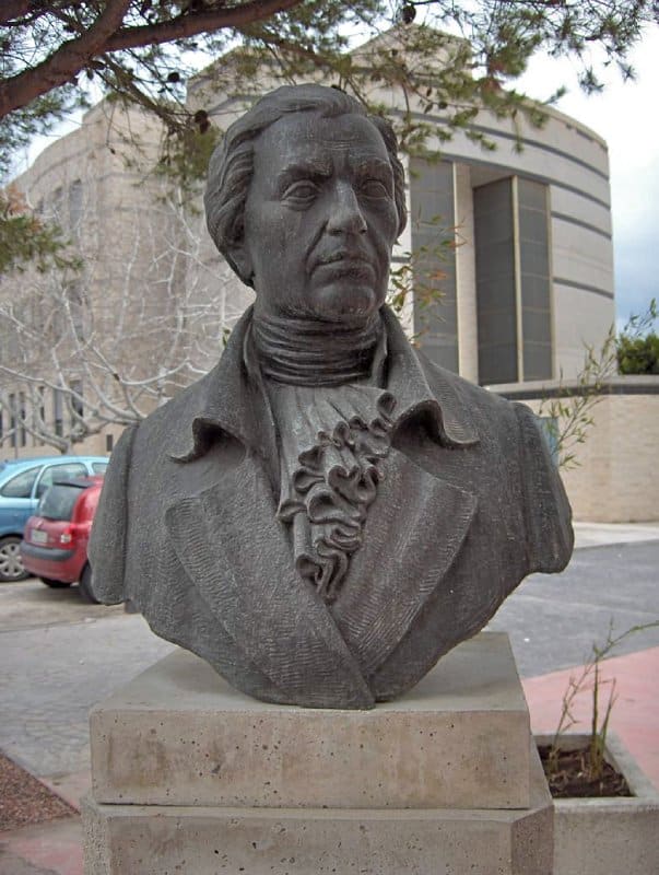Estatua a Balmis en San Juan de Alicante