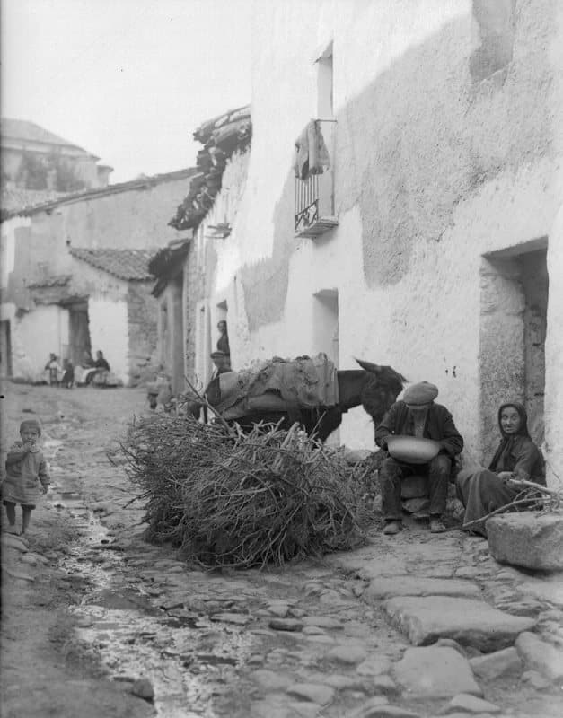 Hombre con una palangana en una casa rural de 1936