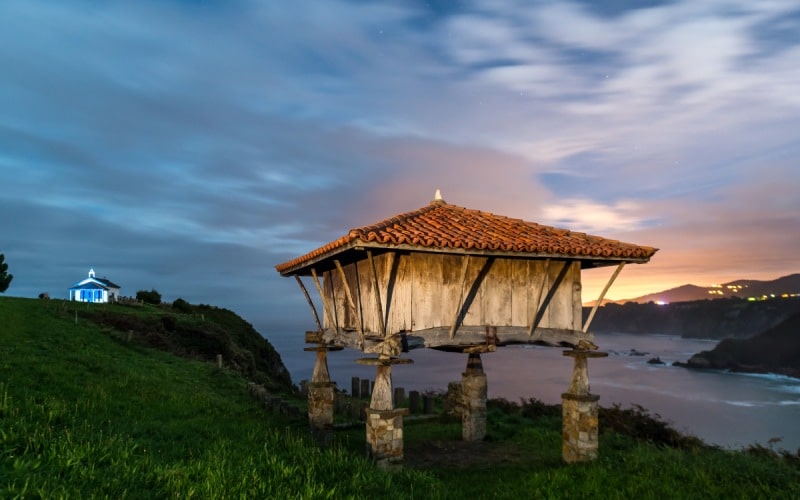 Hórreo al suroeste y ermita de La Regalina al fondo