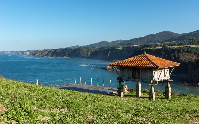 La costa asturiana desde uno de los hórreos de La Garita