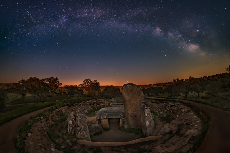 Dolmen de Lácara noche
