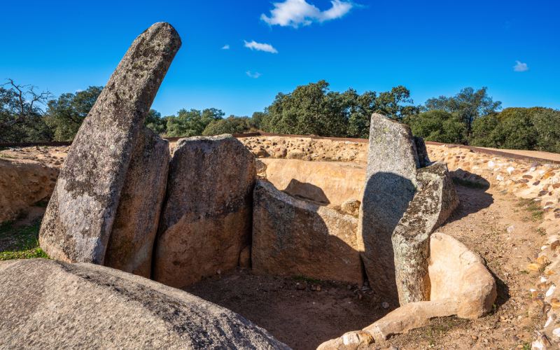 Vista a la cámara interior del Dolmen de Lácara