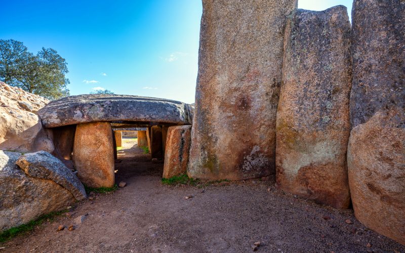 Vista interior de la cámara central del Dolmen de Lácara