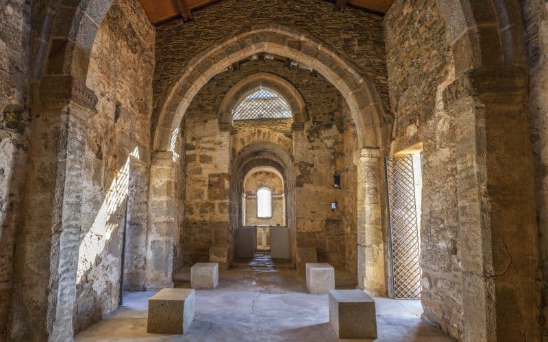 Nave de Santa Lucía del Trampal con vista al coro y el ábside central