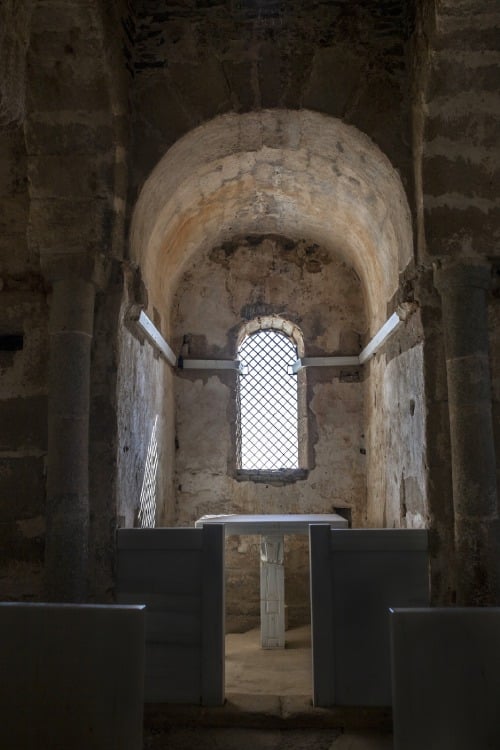 Ábside central de Santa Lucía del Trampal con los nuevos mármoles