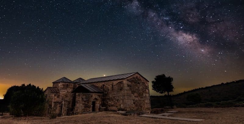 Santa Lucía del Trampal bajo un cielo estrellado