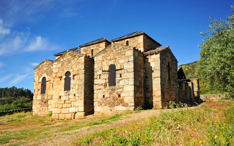 Cabecera con triple ábside de Santa Lucía del Trampal