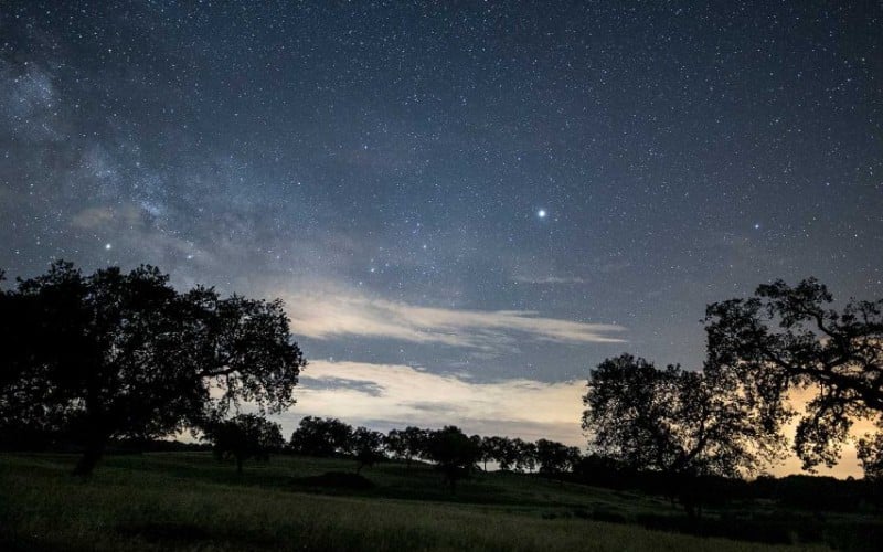 Entorno nocturno de Roca de la Sierra
