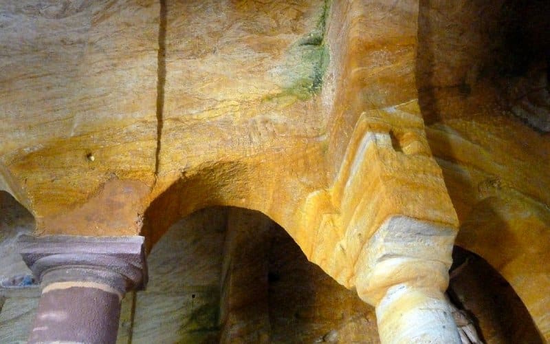 Detalle de las columnas más cercanas a los ábsides de la iglesia de los Santos Justo y Pastor de Olleros