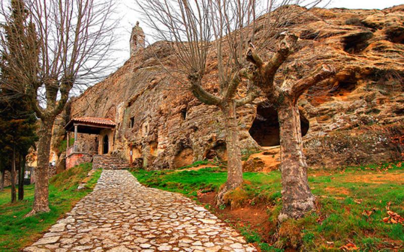 Zona del enterramiento medieval e iglesia de los Santos Justo y Pastor de Olleros
