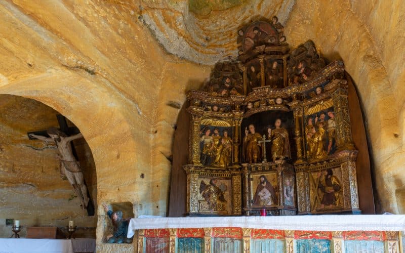 Retablo y cristo del eremitorio rupestre de Olleros de Pisuerga