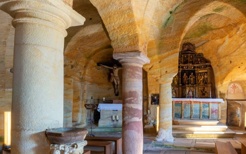 interior del eremitorio rupestre de Olleros de Pisuerga