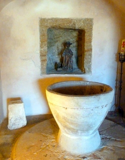 Pila bautismal de la iglesia de los Santos Justo y Pastor de Olleros