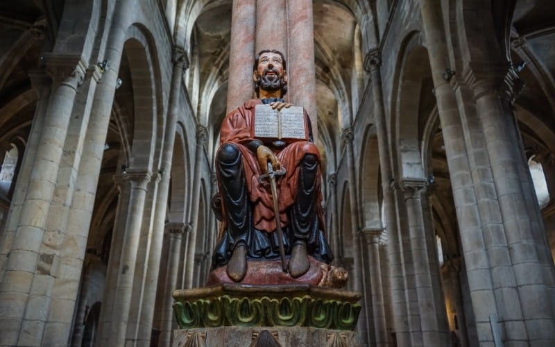 Santiago sedente en el Pórtico del Paraíso