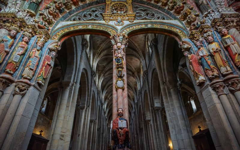 Arco central con parteluz del Pórtico del Paraíso