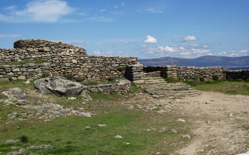 Patio previo a la escalera de acceso al segundo nivel del castro de Baroña