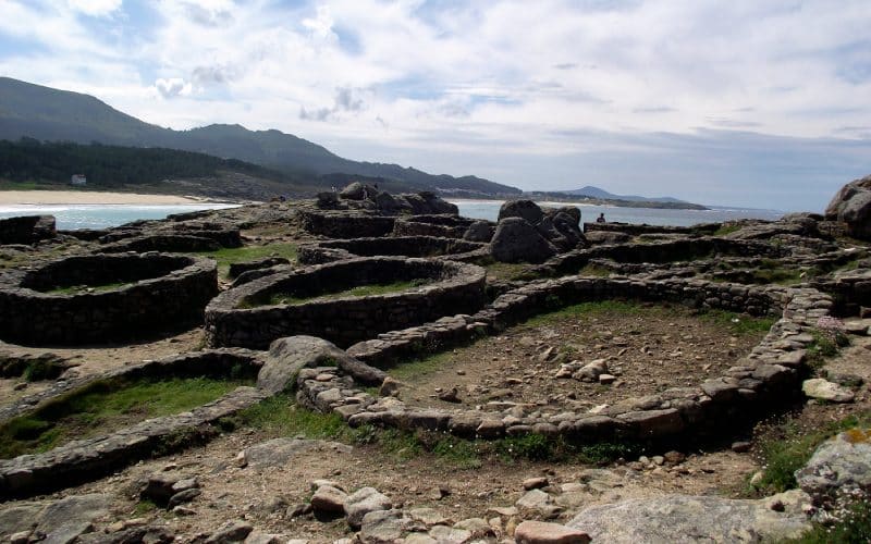 Restos de edificios en el castro de Baroña