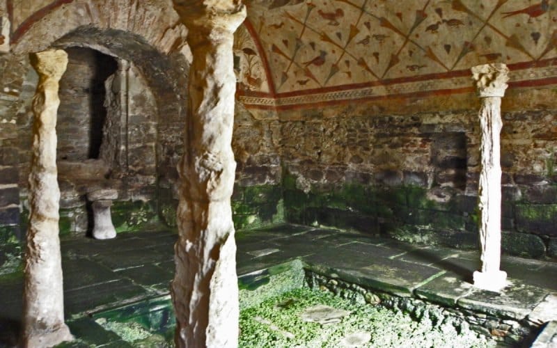 Pinturas, ábside, columnas y piscina de Santa Eulalia de Bóveda