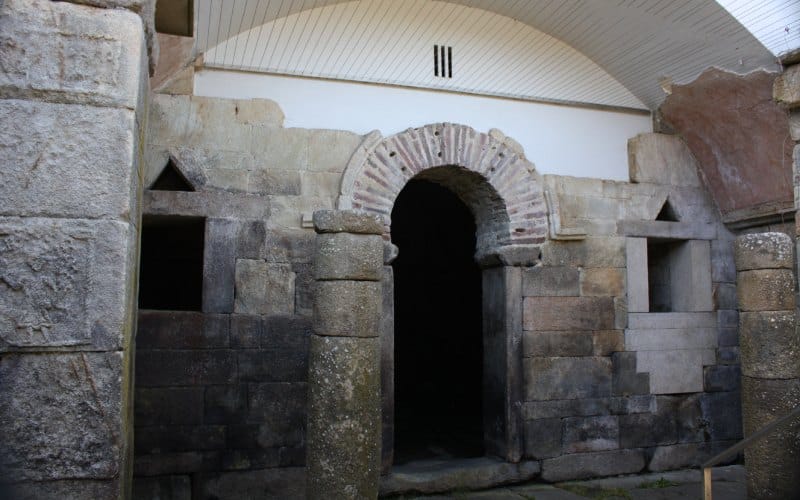 Nartex de Santa Eulalia de Bóveda con su puerta con arco de herradura