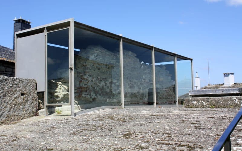 Restos del muro de la antigua iglesia superior de Santa Eulalia de Bóveda