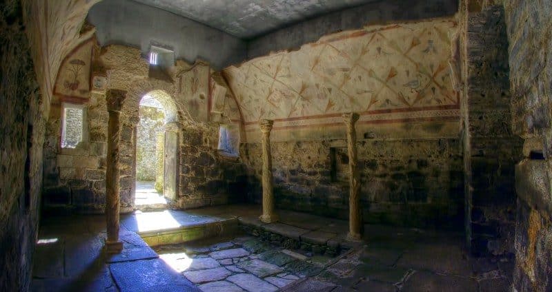 Pinturas, columnas y piscina de Santa Eulalia de Bóveda