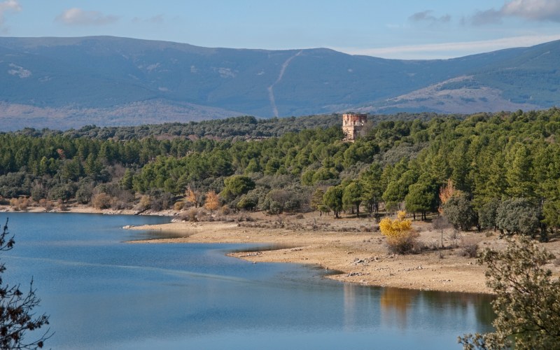 Las Gariñas y embalse de Puentes Viejas cerca de Buitrago