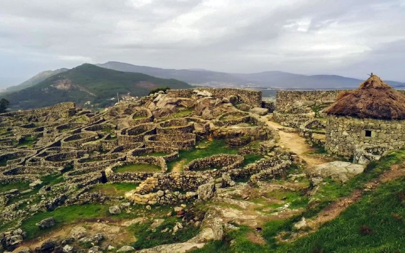 Vista general del castro de Santa Tecla, con la reconstrucción a la derecha