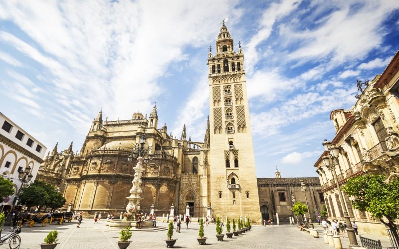 La Giralda de Sevilla junto a la Catedral de Santa María
