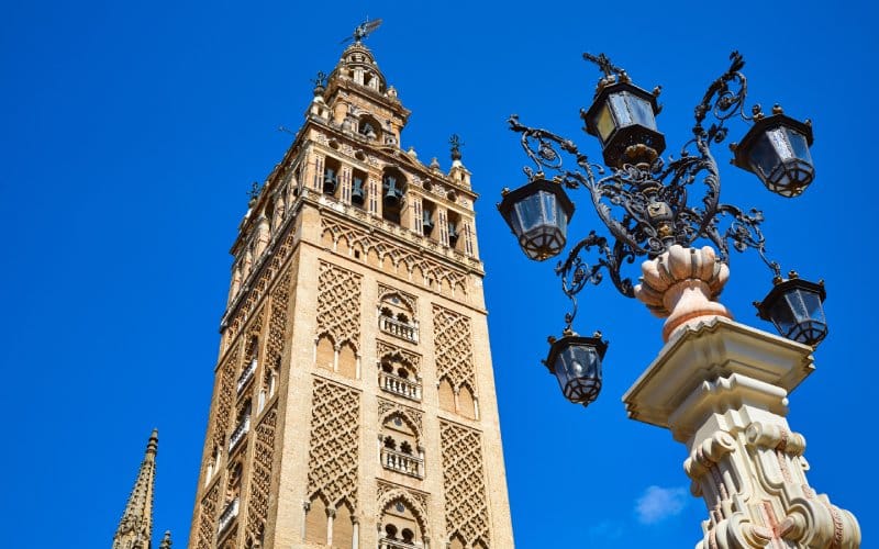 La Giralda de Sevilla desde la Plaza Virgen de los Reyes