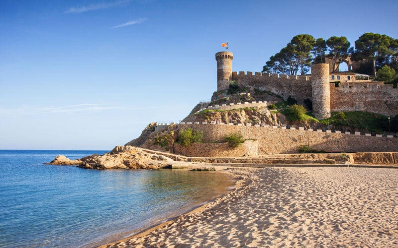 Cala de Tossa de Mar coronada por el recinto amurallado de Vila Vella