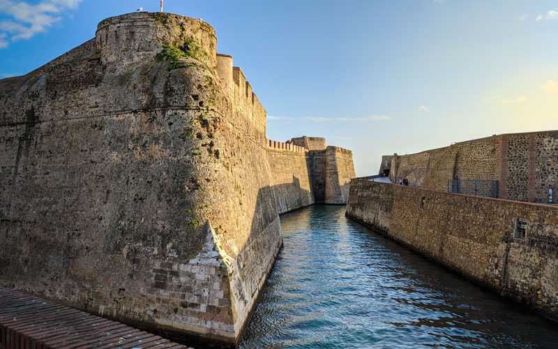 Las Murallas Reales y foso de agua marina en Ceuta