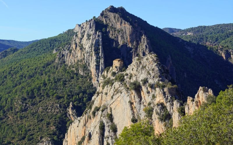 La ermita de la Mare de Déu de la Pertusa en las alturas Mont-Rebei