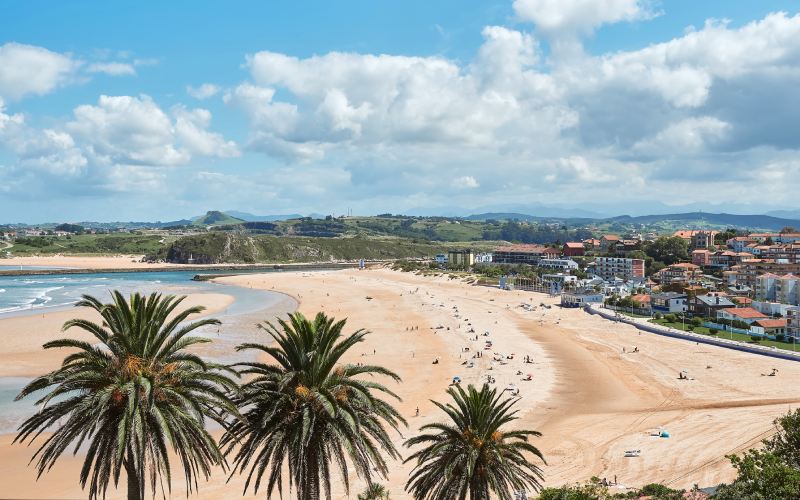 Vista aérea de la playa y el pueblo de Suances