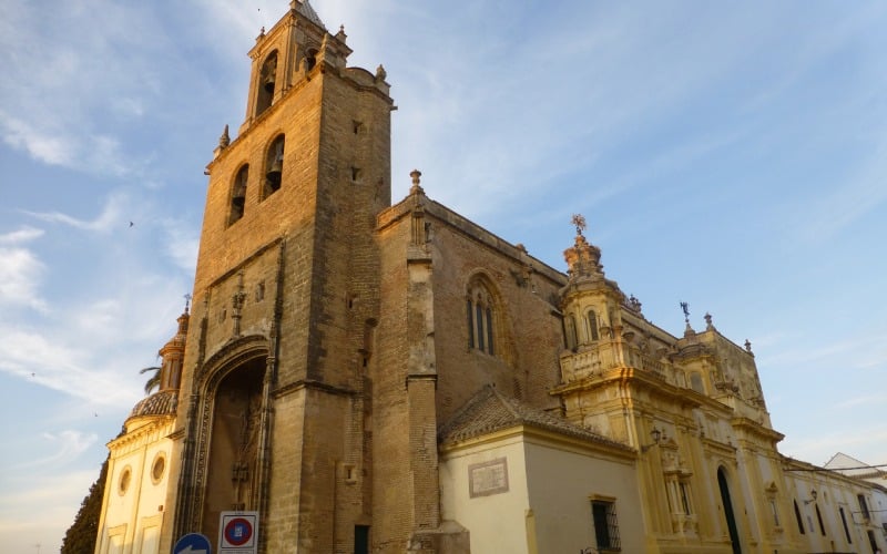 Los campaneros de Utrera se suben a la campana en el momento del volteo