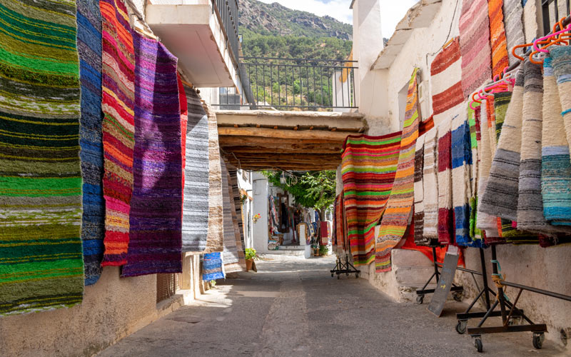 Jarapas en las calles de Pampaneira