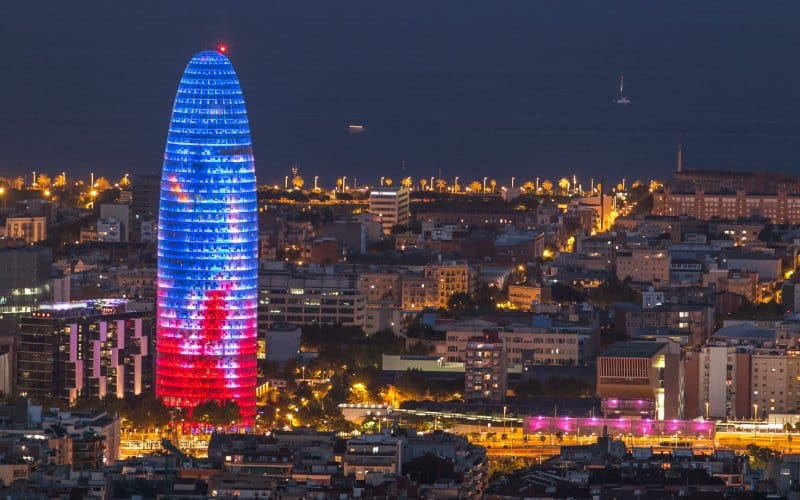 La Torre Glòries es especialmente bella de noche