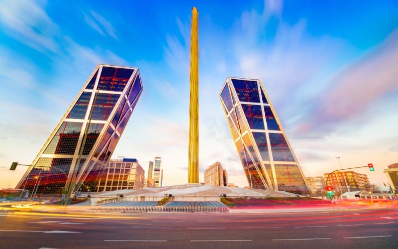 Las Torres KIO se presentan como una puerta futurista