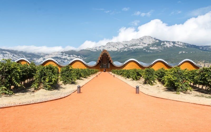 Bodegas Ysios se localiza en plena Rioja Alavesa