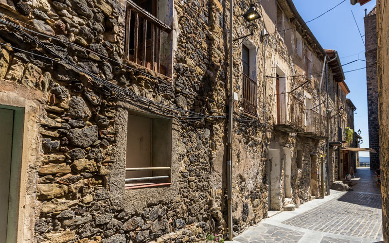 Calle en Castellfollit de la Roca. | Shutterstock