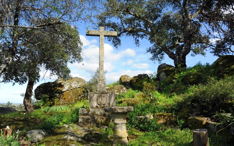 Cruz en el exterior del monasterio más pequeño del mundo